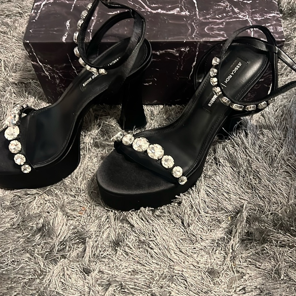 Platform sandal
New, never worn